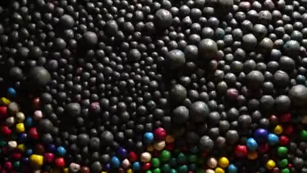 Sanat Plastiği Dokusu Çok Renkli Toplar Karanlıkta Yüksek Hızda Atış — Stok video