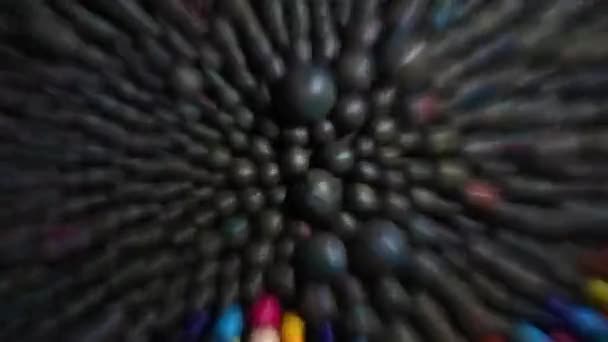 アートプラスチックの質感多色ボール暗い中で高速撮影 — ストック動画