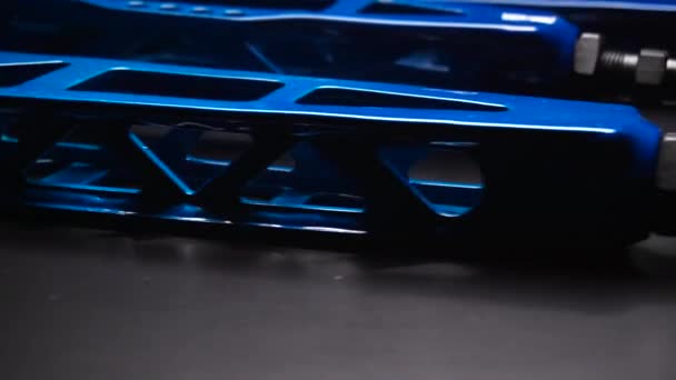 Achterste Blauwe Hendels Een Sport Drift Auto Custom Project — Stockvideo