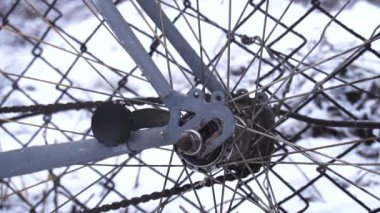 Gri eski bisiklet kışın bahçede yavaş yavaş kar yağarken