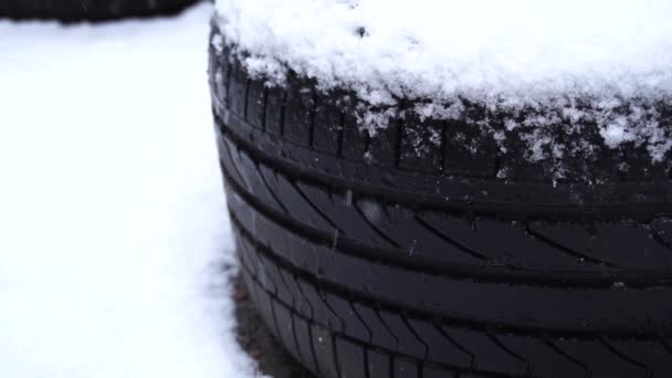 Kışın Bahçede Kar Yağdığında Bir Yaz Arabasının Lastiğini Süpürür Ağır — Stok video