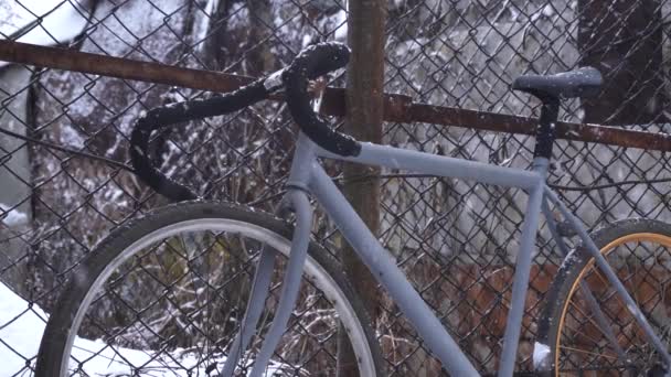 Gray Old Bicycle Yard Winter Snowing Slow Motion — Video Stock
