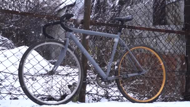 Gray Old Bicycle Yard Winter Snowing Slow Motion — Vídeo de Stock