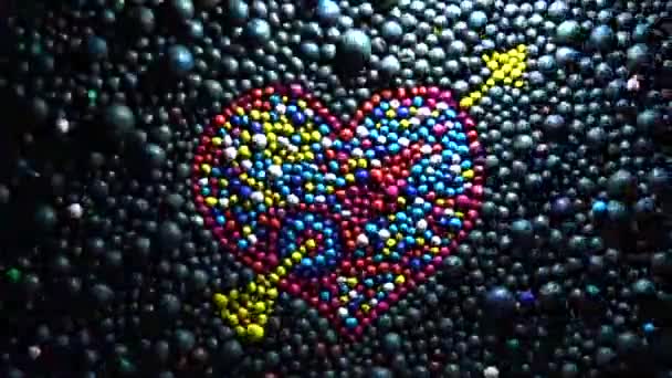 アートプラスチック製のボールの質感の心は矢印でピアス聖バレンタインの日 — ストック動画