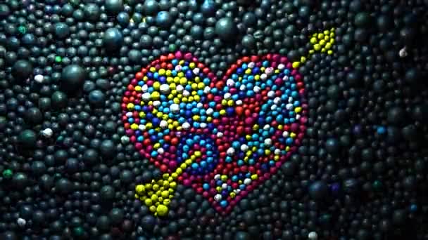 アートプラスチック製のボールの質感の心は矢印でピアス聖バレンタインの日 — ストック動画