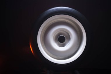  Hareket halindeki uzun pozlu fotoğrafçılık bulanık ışıkta dönen araba titanyum jantları