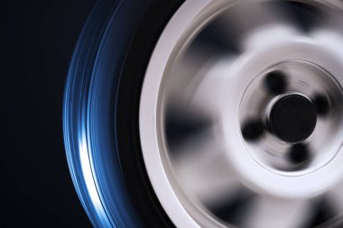  Hareket halindeki uzun pozlu fotoğrafçılık bulanık ışıkta dönen araba titanyum jantları