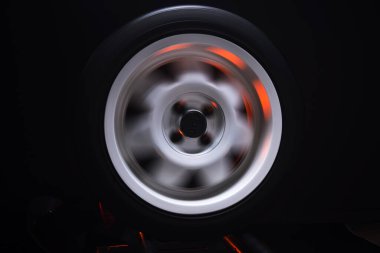  Hareket halindeki uzun pozlu fotoğrafçılık bulanık ışıkta dönen araba titanyum jantları