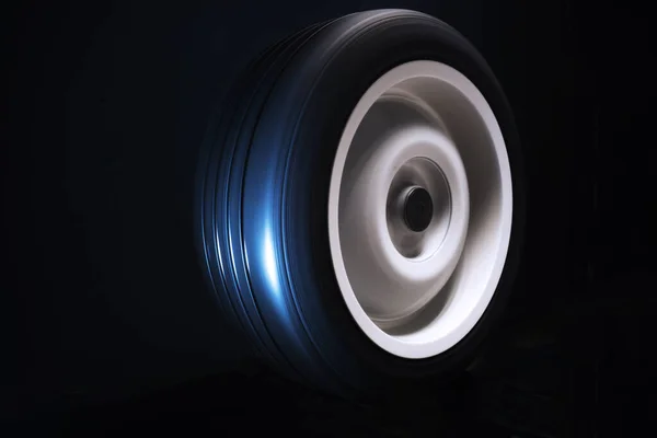  Hareket halindeki uzun pozlu fotoğrafçılık bulanık ışıkta dönen araba titanyum jantları