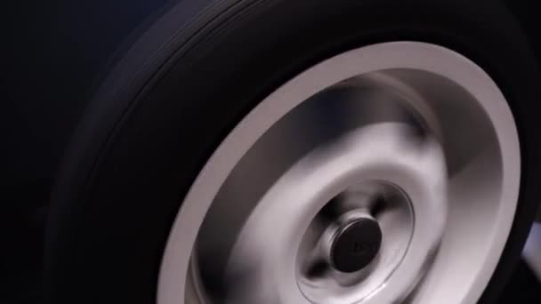 Круті Автомобільні Колеса Біле Відео Зйомки Довгий Ефект Руху Експозиції — стокове відео