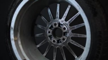 Eski araba tekerlekleri titanyum jantlar uzun pozlama videosu koyu arkaplan dönen hareket simülasyonu