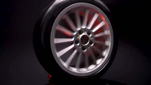 Старі Автомобільні Колеса Титанові Диски Довге Відео Експозиції Темному Фоні — стокове відео