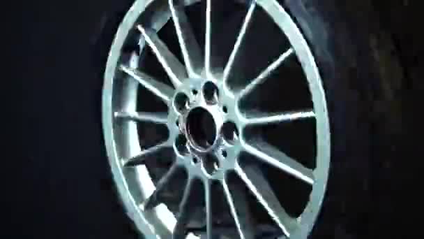 Vecchie Ruote Auto Cerchi Titanio Lunga Esposizione Video Sfondo Scuro — Video Stock