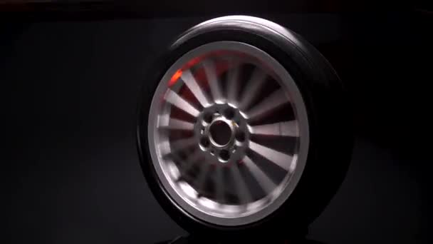 Старый Автомобиль Колеса Титановые Диски Длительного Экспозиции Видео Темном Фоне — стоковое видео