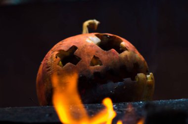 Bahçedeki yangının külleri içinde balkabağı.