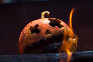 Bahçedeki yangının külleri içinde balkabağı.