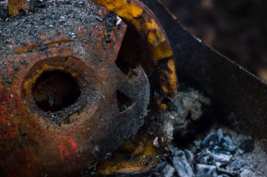 Bahçedeki yangının külleri içinde balkabağı.