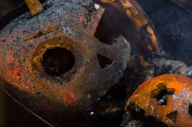 Bahçedeki yangının külleri içinde balkabağı.