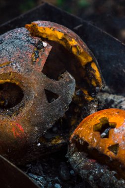 Bahçedeki yangının külleri içinde balkabağı.