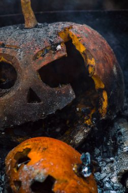 Bahçedeki yangının külleri içinde balkabağı.