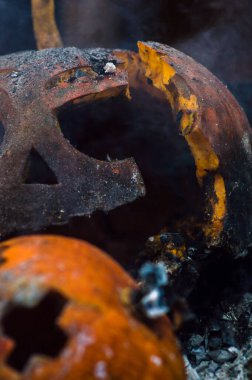 Bahçedeki yangının külleri içinde balkabağı.