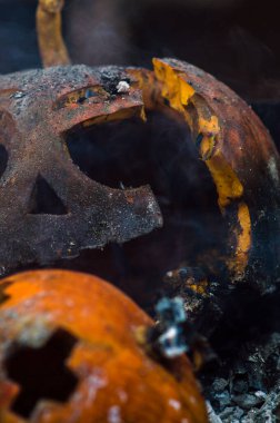 Bahçedeki yangının külleri içinde balkabağı.