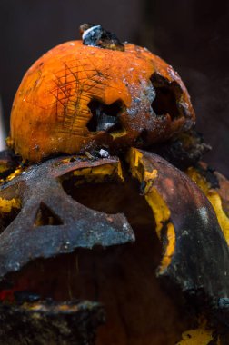 Bahçedeki yangının külleri içinde balkabağı.