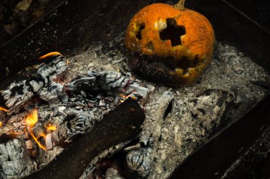 Bahçedeki yangının külleri içinde balkabağı.