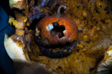 Bahçedeki yangının külleri içinde balkabağı.