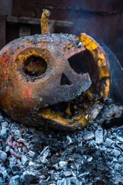 Bahçedeki yangının külleri içinde balkabağı.