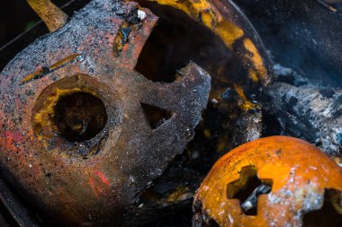 Bahçedeki yangının külleri içinde balkabağı.