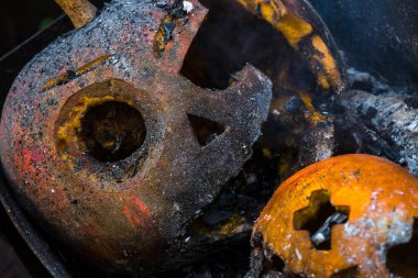 Bahçedeki yangının külleri içinde balkabağı.