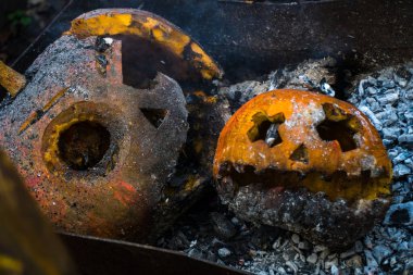 Bahçedeki yangının külleri içinde balkabağı.