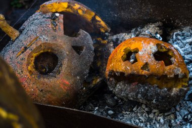 Bahçedeki yangının külleri içinde balkabağı.