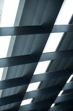 Kırmızı eski bir gaz lambası dumandan bir arka planda parlar ve döner.