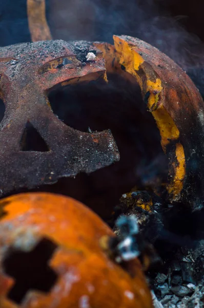 Bahçedeki yangının külleri içinde balkabağı.