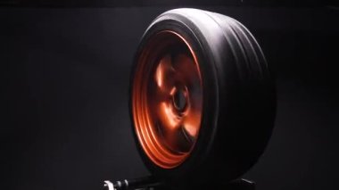 Turuncu metal kaynaklı jantlar Serseri araba için özel ayarlı video hareket bulanıklığı efekti
