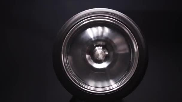 新しいクロムリム ドリフトカー用の車のホイール カスタムチューニング 長時間露光ビデオ モーションブラー効果 — ストック動画