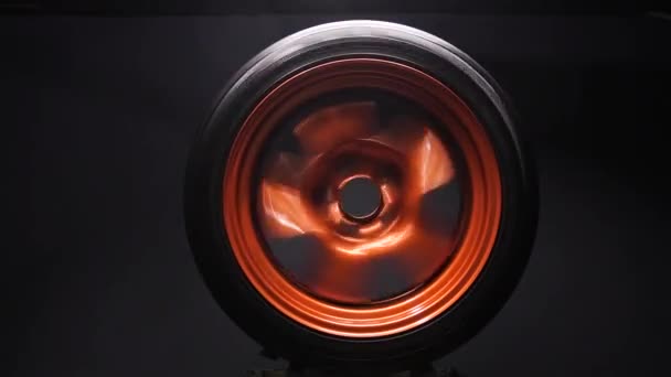 Πορτοκαλί Μέταλλο Συγκολλημένων Ζάντες Αυτοκινήτων Τροχούς Για Ένα Αυτοκίνητο Drift — Αρχείο Βίντεο