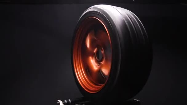 橙色金属焊接轮缘汽车车轮用于漂移车定制调优长曝光视频运动模糊效果 — 图库视频影像