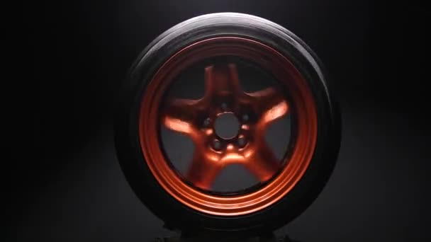 Πορτοκαλί Μέταλλο Συγκολλημένων Ζάντες Αυτοκινήτων Τροχούς Για Ένα Αυτοκίνητο Drift — Αρχείο Βίντεο