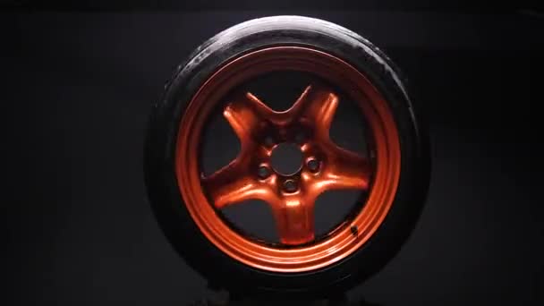 ドリフトカーカスタムチューニングのためのオレンジ金属溶接リム車ホイール長時間露光ビデオモーションブラー効果 — ストック動画