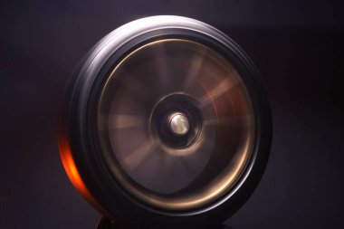 Serseri dükkanını kurutmak için bronz araba tekerlekleri.