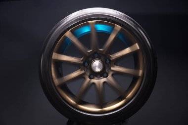 Serseri dükkanını kurutmak için bronz araba tekerlekleri.