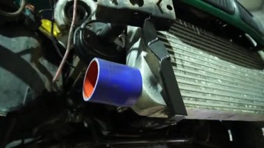  Bir tamirci, turbo motorlu bir drift arabaya soğuk hava emme sistemi kurar ve kurar.