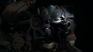  Bir tamirci, turbo motor ayarlama sürücüsünü yüklemek için bir arabayı söker