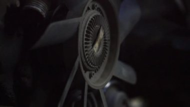  Bir tamirci, turbo motor ayarlama sürücüsünü yüklemek için bir arabayı söker