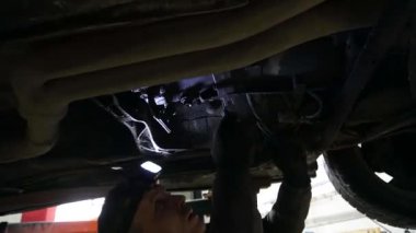  Bir tamirci, turbo motor ayarlama sürücüsünü yüklemek için bir arabayı söker