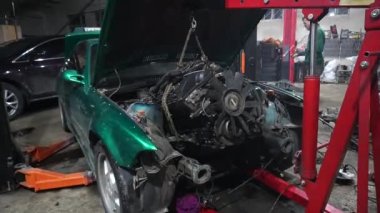 Mekanikler drift araba hızlandırılmış video üzerine yeni bir turbo motor yükler