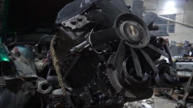 Bir tamirci, turbo motor ayarlama sürücüsünü yüklemek için bir arabayı söker